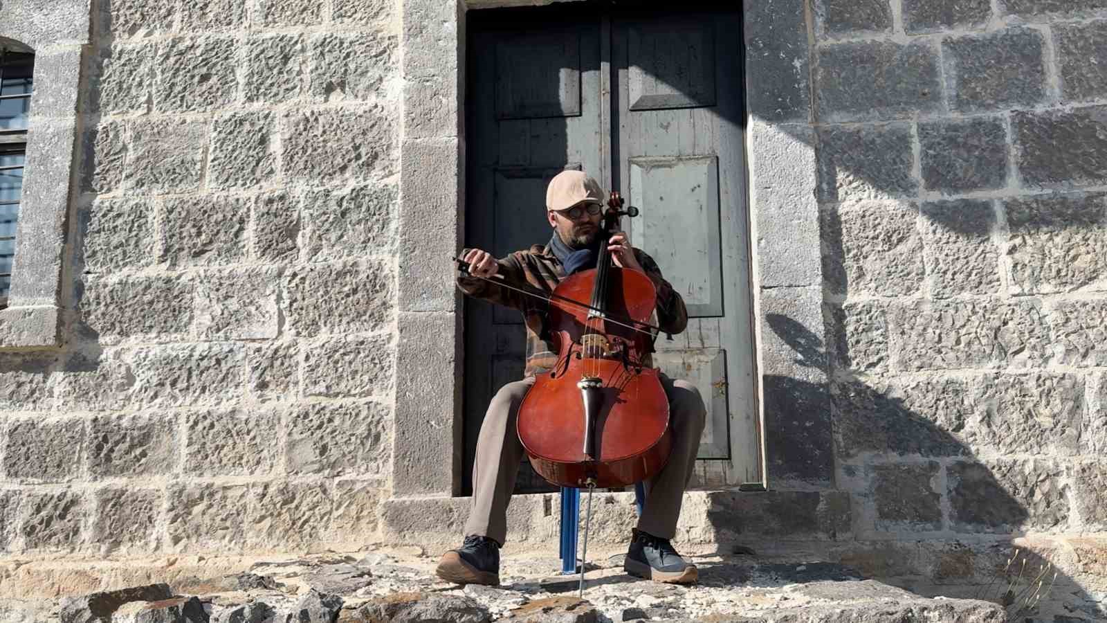 gumushaneli muzisyenden tarihi mekanlarda viyolonsel ile essiz performans 6 m6AEWZmg