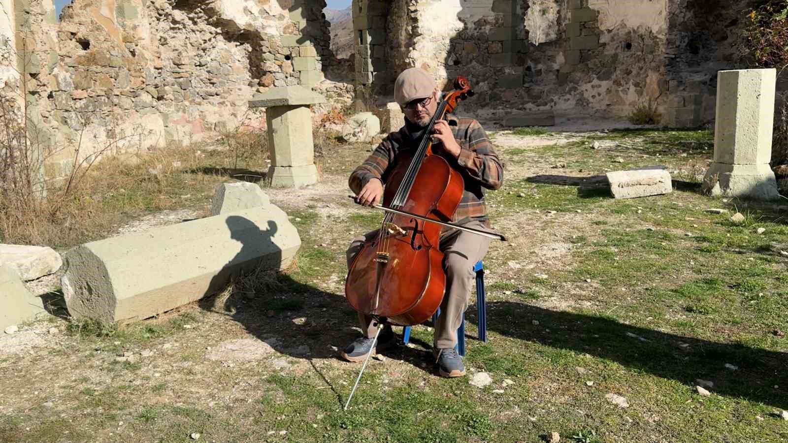 gumushaneli muzisyenden tarihi mekanlarda viyolonsel ile essiz performans 7 3vOEwm5U