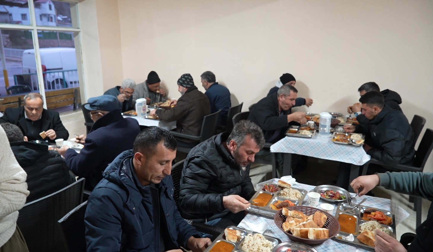 gumushanenin kirikli koyunde 22 yildir ucretsiz iftar veriliyor 4 C7GatepH