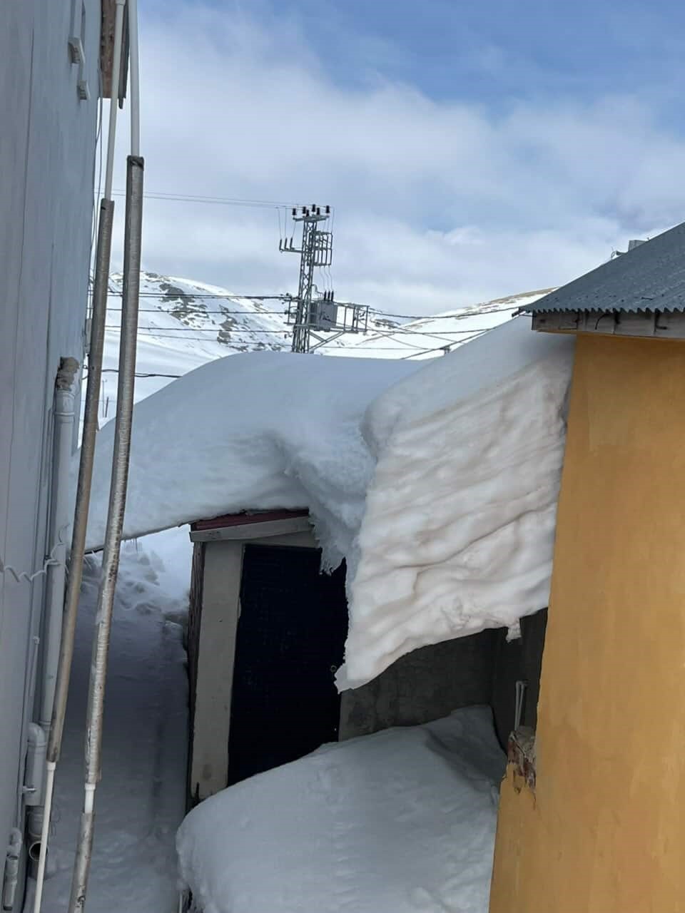 gumushanenin yaylalarinda kar kalinligi evlerin boyuna ulasti 1 Eu3hb99r