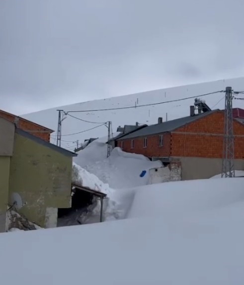 gumushanenin yaylalarinda kar kalinligi evlerin boyuna ulasti 2 attb73C2