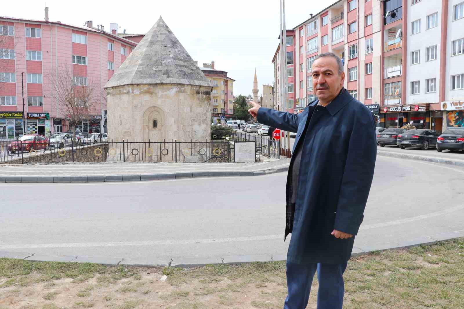 Gün boyu insanlar fark etmeden yanından geçiyor, Anadolu’nun en büyük ahisi burada yatıyor 4 gun boyu insanlar fark etmeden yanindan geciyor anadolunun en buyuk ahisi burada yatiyor 0
