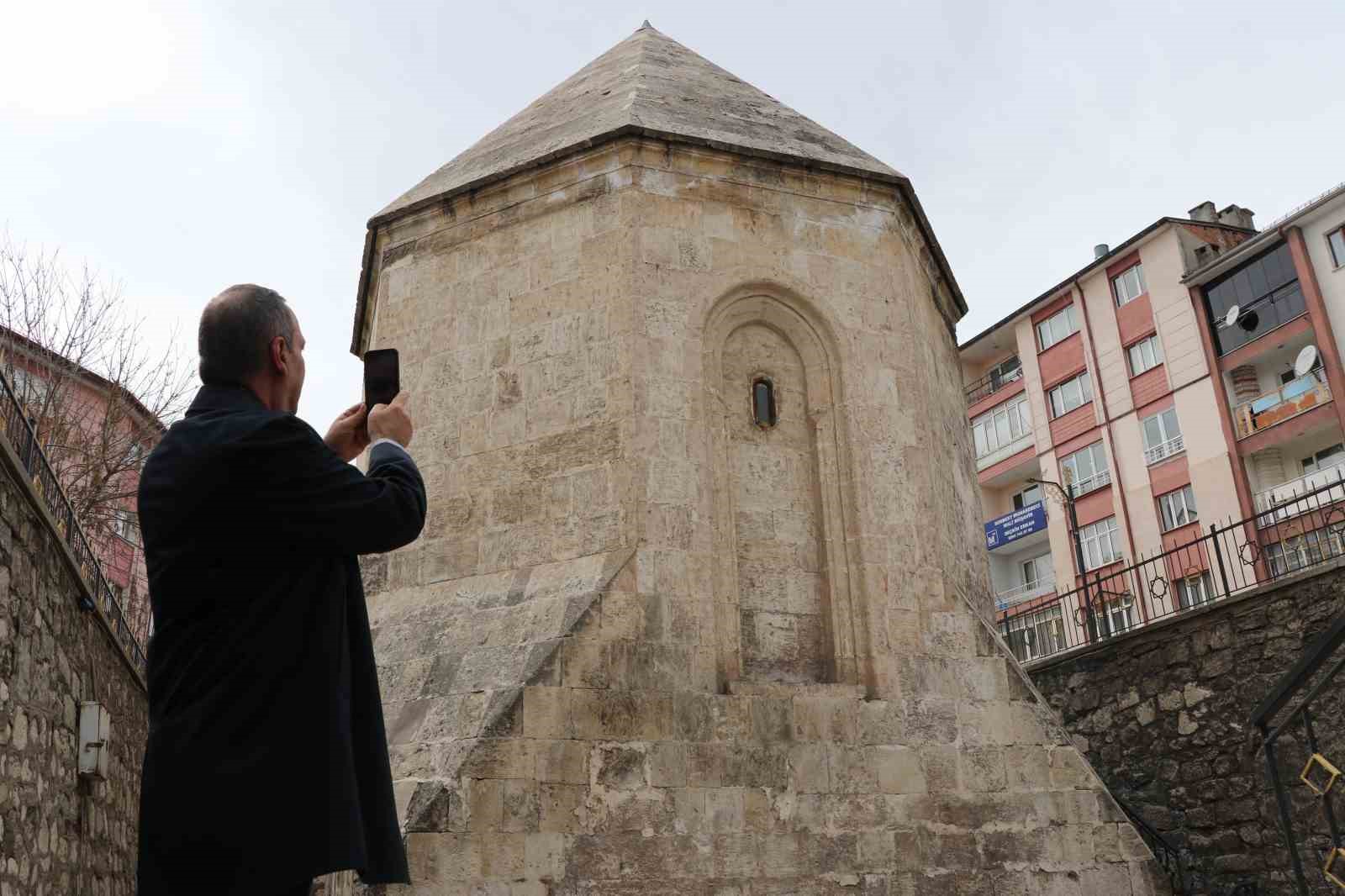 Gün boyu insanlar fark etmeden yanından geçiyor, Anadolu’nun en büyük ahisi burada yatıyor 5 gun boyu insanlar fark etmeden yanindan geciyor anadolunun en buyuk ahisi burada yatiyor 1 BvZ1fRPO