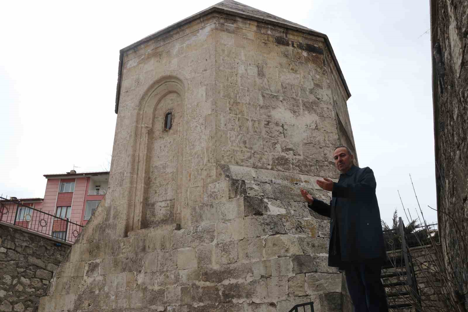 Gün boyu insanlar fark etmeden yanından geçiyor, Anadolu’nun en büyük ahisi burada yatıyor 6 gun boyu insanlar fark etmeden yanindan geciyor anadolunun en buyuk ahisi burada yatiyor 2