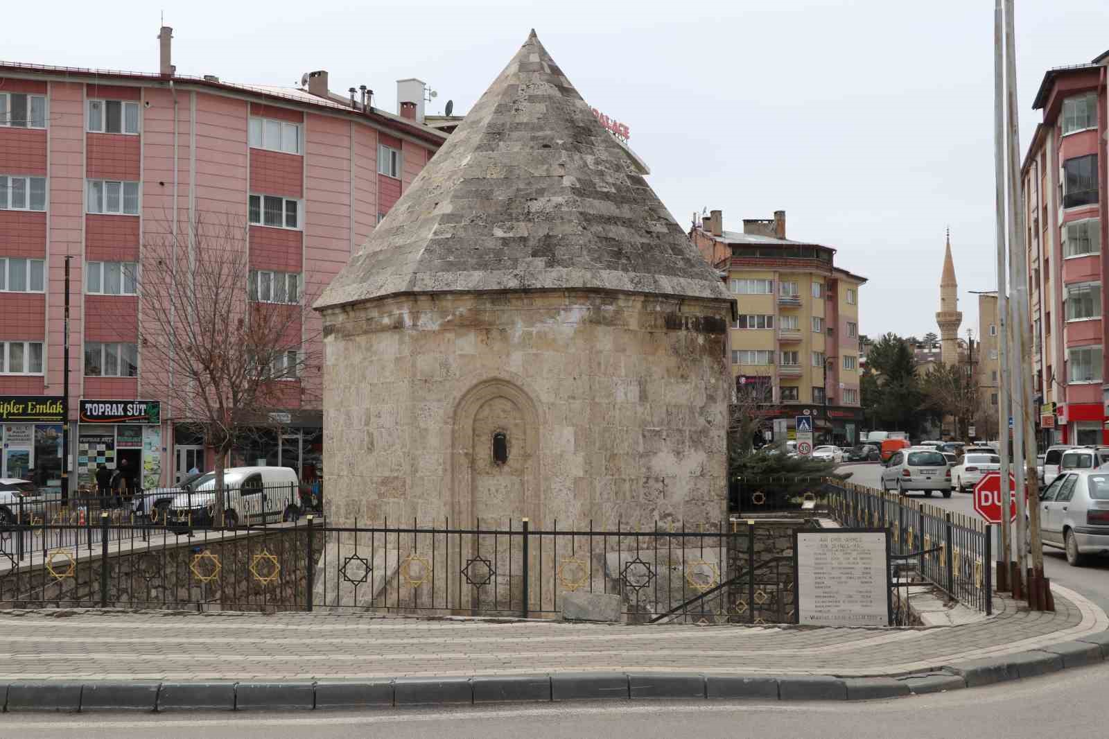 Gün boyu insanlar fark etmeden yanından geçiyor, Anadolu’nun en büyük ahisi burada yatıyor 7 gun boyu insanlar fark etmeden yanindan geciyor anadolunun en buyuk ahisi burada yatiyor 3 1kPsSbWF