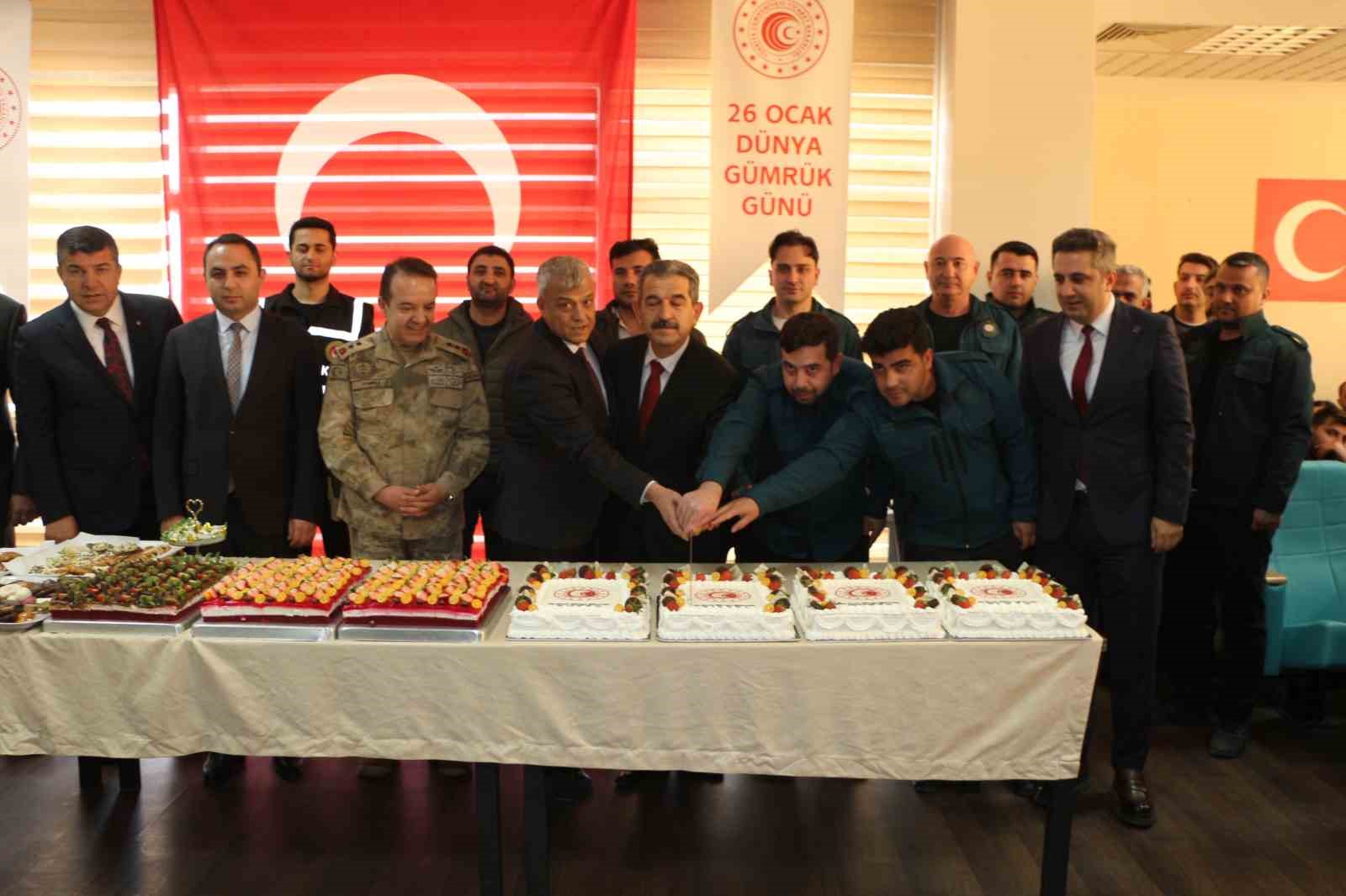 Günde yaklaşık 10 bin kişinin kullandığı Habur, Irak ile ticarette ana geçiş noktası olmayı sürdürüyor 9 gunde yaklasik 10 bin kisinin kullandigi habur irak ile ticarette ana gecis noktasi olmayi 3MUWk7J5
