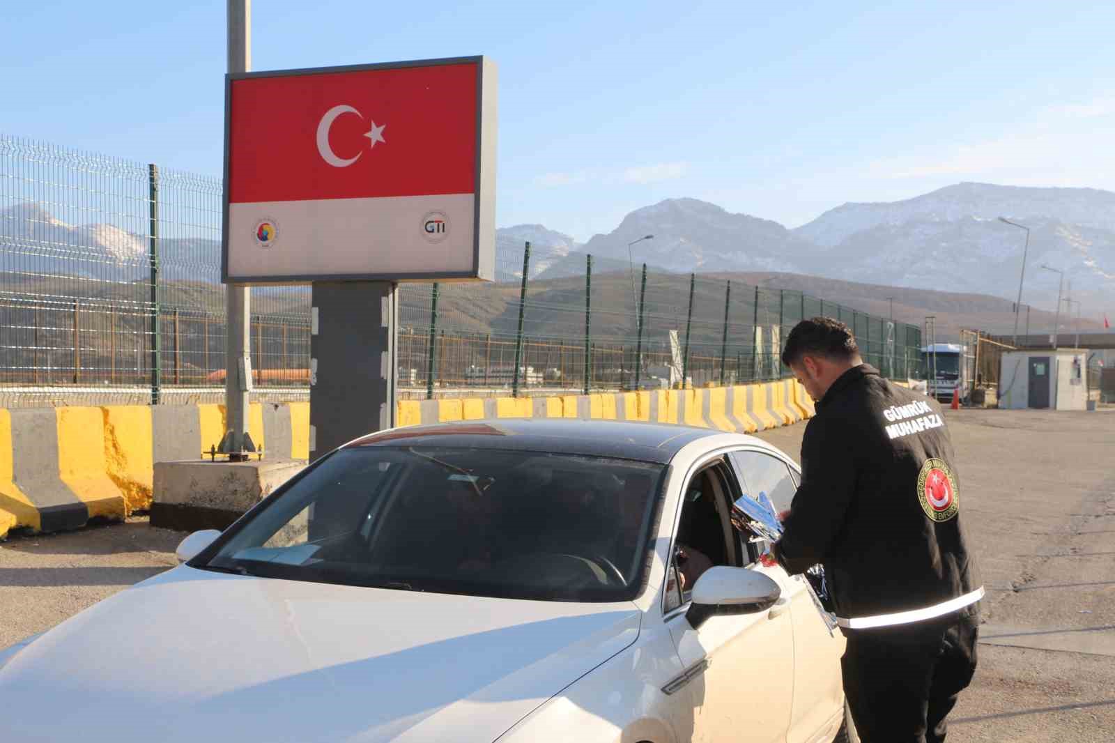 Günde yaklaşık 10 bin kişinin kullandığı Habur, Irak ile ticarette ana geçiş noktası olmayı sürdürüyor 13 gunde yaklasik 10 bin kisinin kullandigi habur irak ile ticarette ana gecis noktasi olmayi pKF54aEe