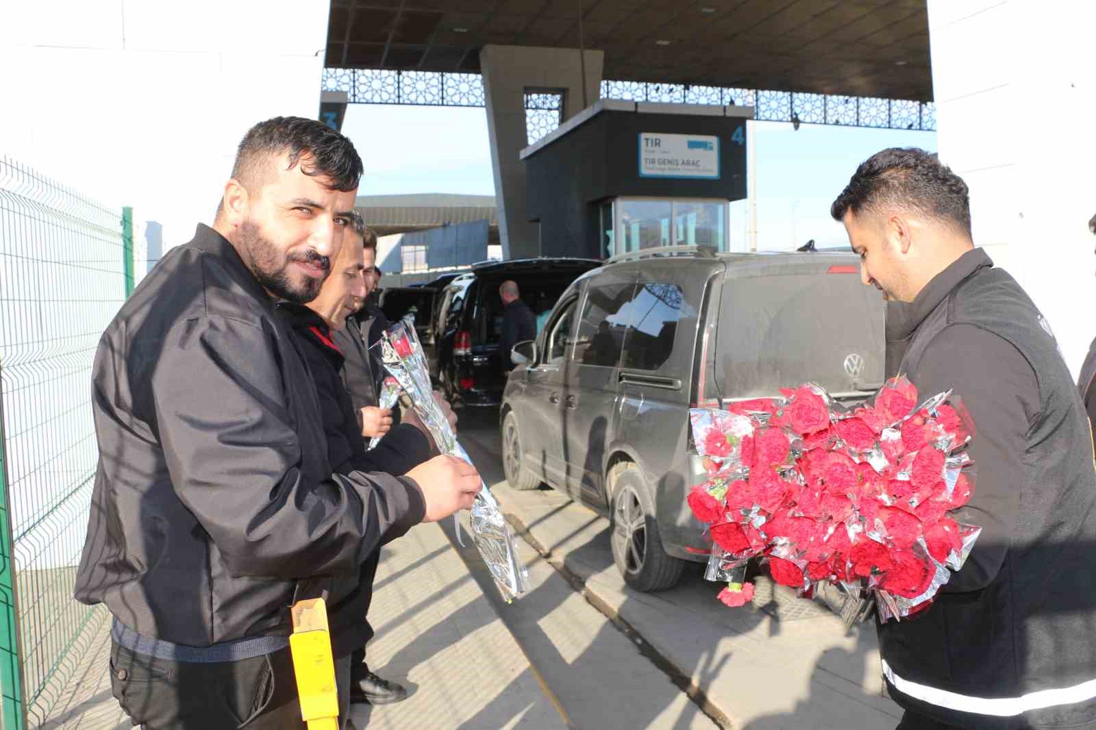 Günde yaklaşık 10 bin kişinin kullandığı Habur, Irak ile ticarette ana geçiş noktası olmayı sürdürüyor 10 gunde yaklasik 10 bin kisinin kullandigi habur irak ile ticarette ana gecis noktasi olmayi rXJC3CT8