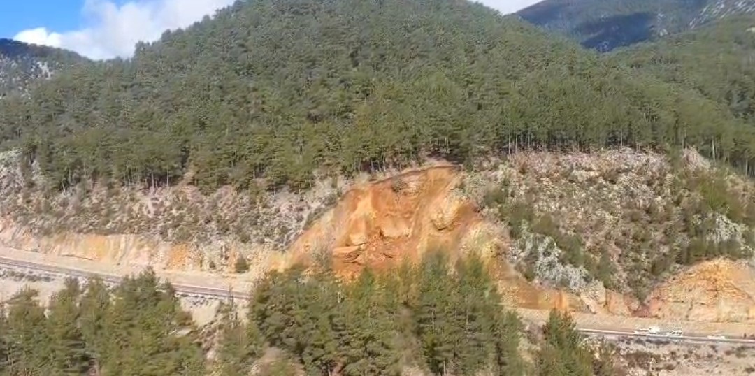 gundogmusta toprak kaymasi ulasima kapanan yol tek seritten trafige acildi 0 qTRkRcuW