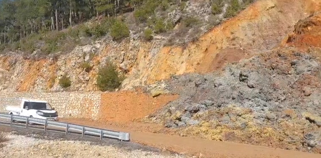 gundogmusta toprak kaymasi ulasima kapanan yol tek seritten trafige acildi 1 49tfBEk2