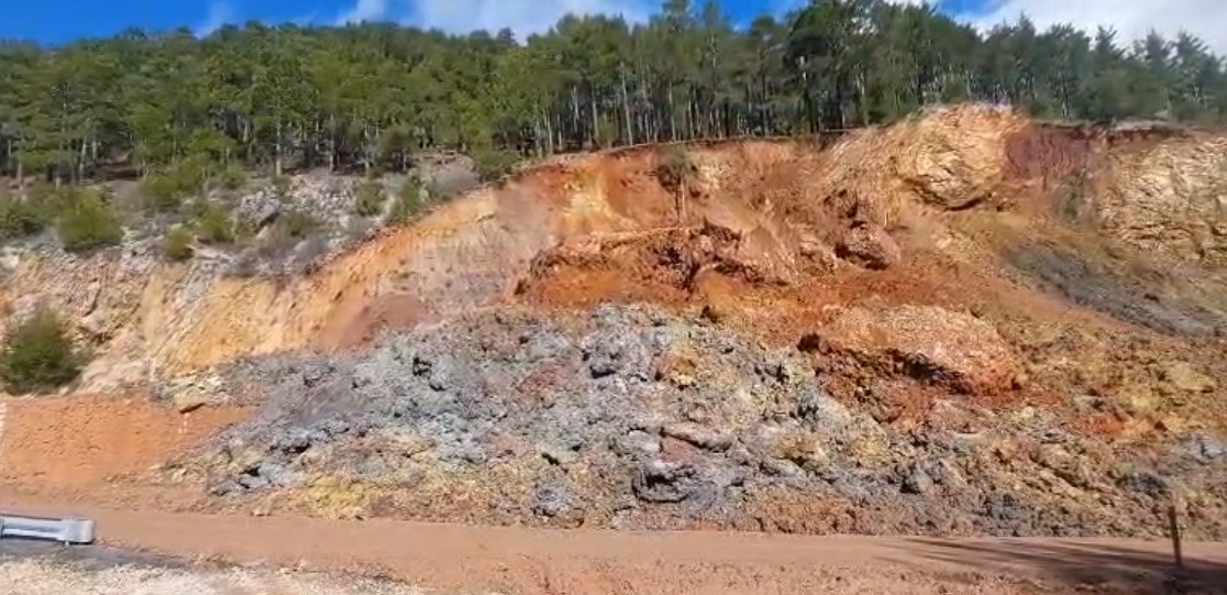 gundogmusta toprak kaymasi ulasima kapanan yol tek seritten trafige acildi 2 NvDBiMlF