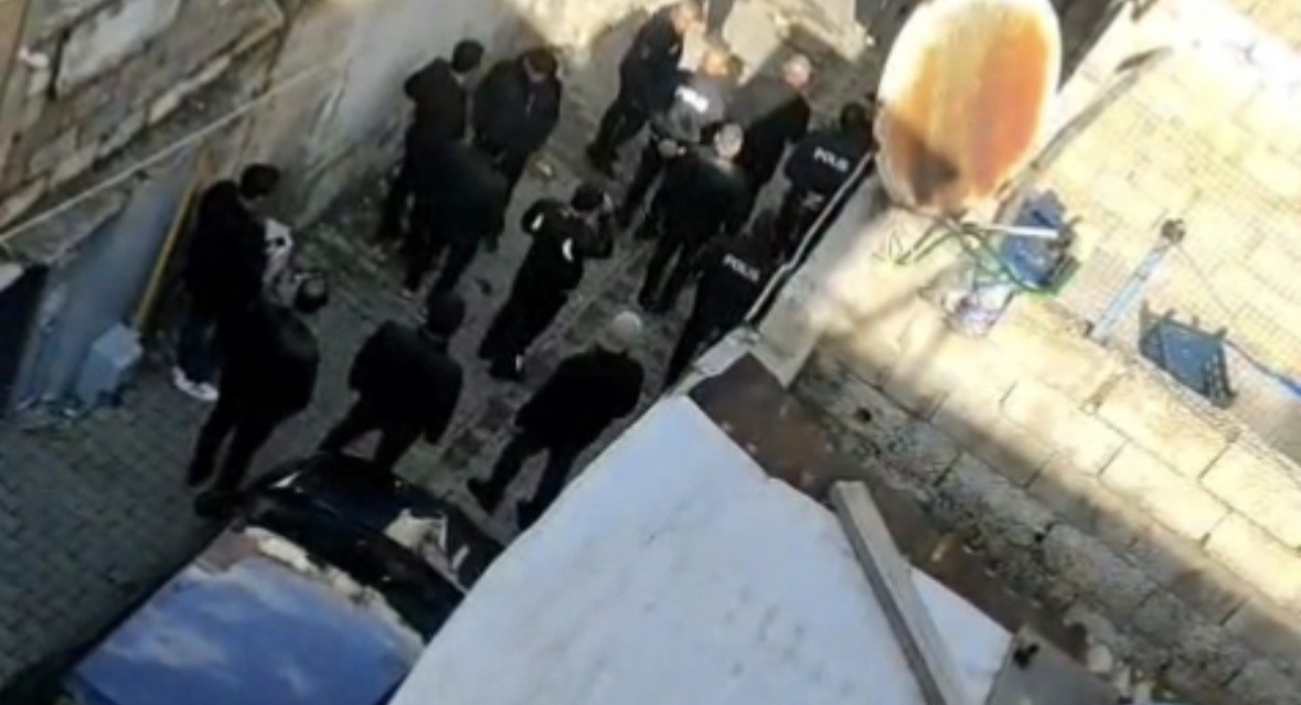 gunduz vakti girdikleri evdeki 2 kadini darbettiler kadinlardan birinin durumu agir 0 IeNtAgrO