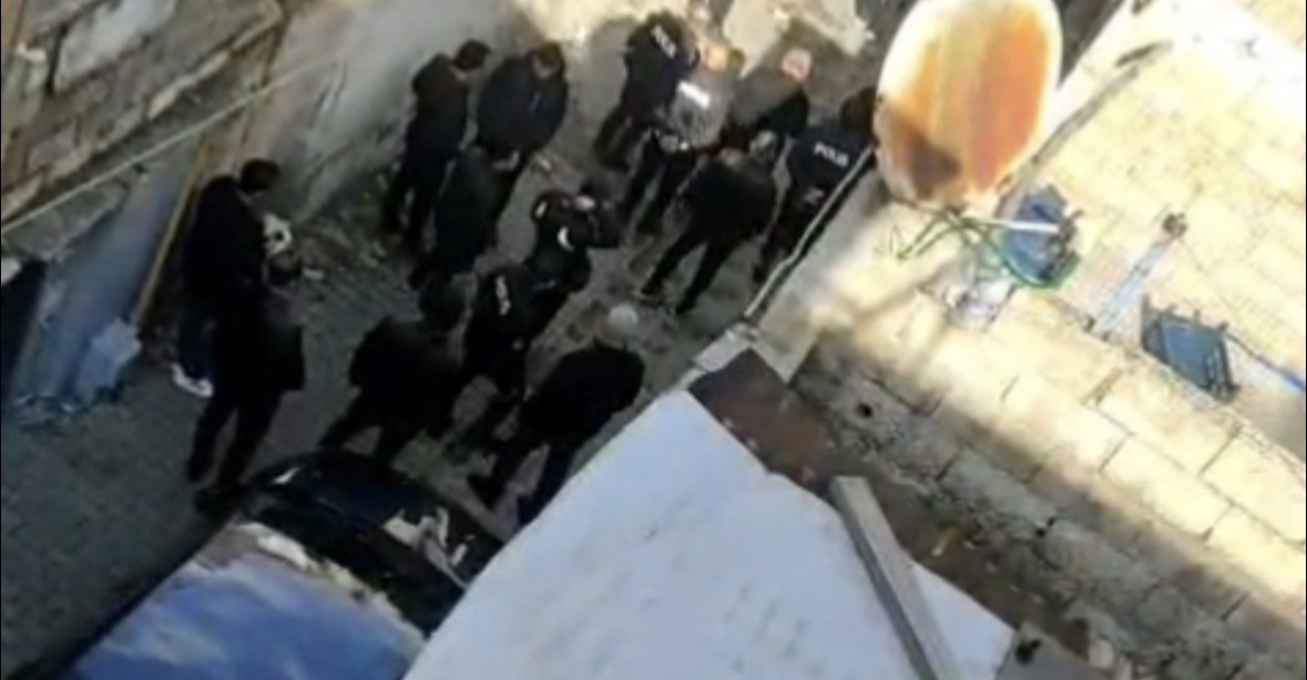 gunduz vakti girdikleri evdeki 2 kadini darbettiler kadinlardan birinin durumu agir 1 v1cT1BB2