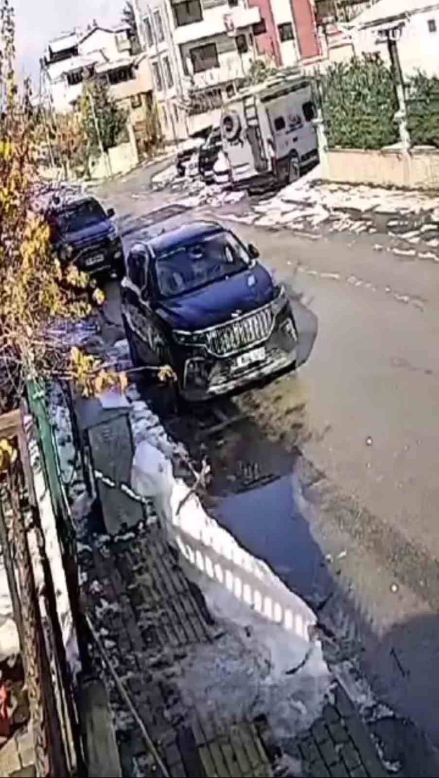 gunesi goren kardan adam eriyip kaldirimda devrildi 0 CCyIAk6B