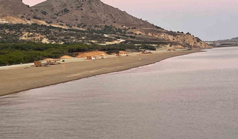 gunesin-en-son-battigi-yere-10-bin-kisilik-plaj-yapildi-kd6462py.jpg
