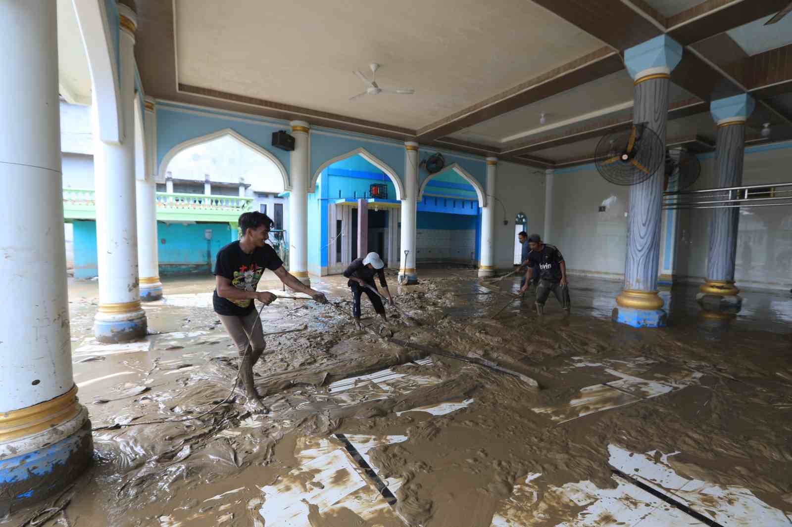 Güney Asya’daki sel ve toprak kaymalarında can kaybı bin 500’ü aştı 17 guney asyadaki sel ve toprak kaymalarinda can kaybi bin 500u asti 13 ZhyiRVO6