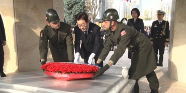 guney-kore-cumhuriyeti-cumhurbaskani-myungdan-kore-gazilerine-yakin-ilgi-ZcVA25QK.jpg