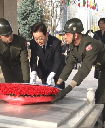 guney-kore-cumhuriyeti-cumhurbaskani-myungdan-kore-gazilerine-yakin-ilgi-ZcVA25QK.jpg
