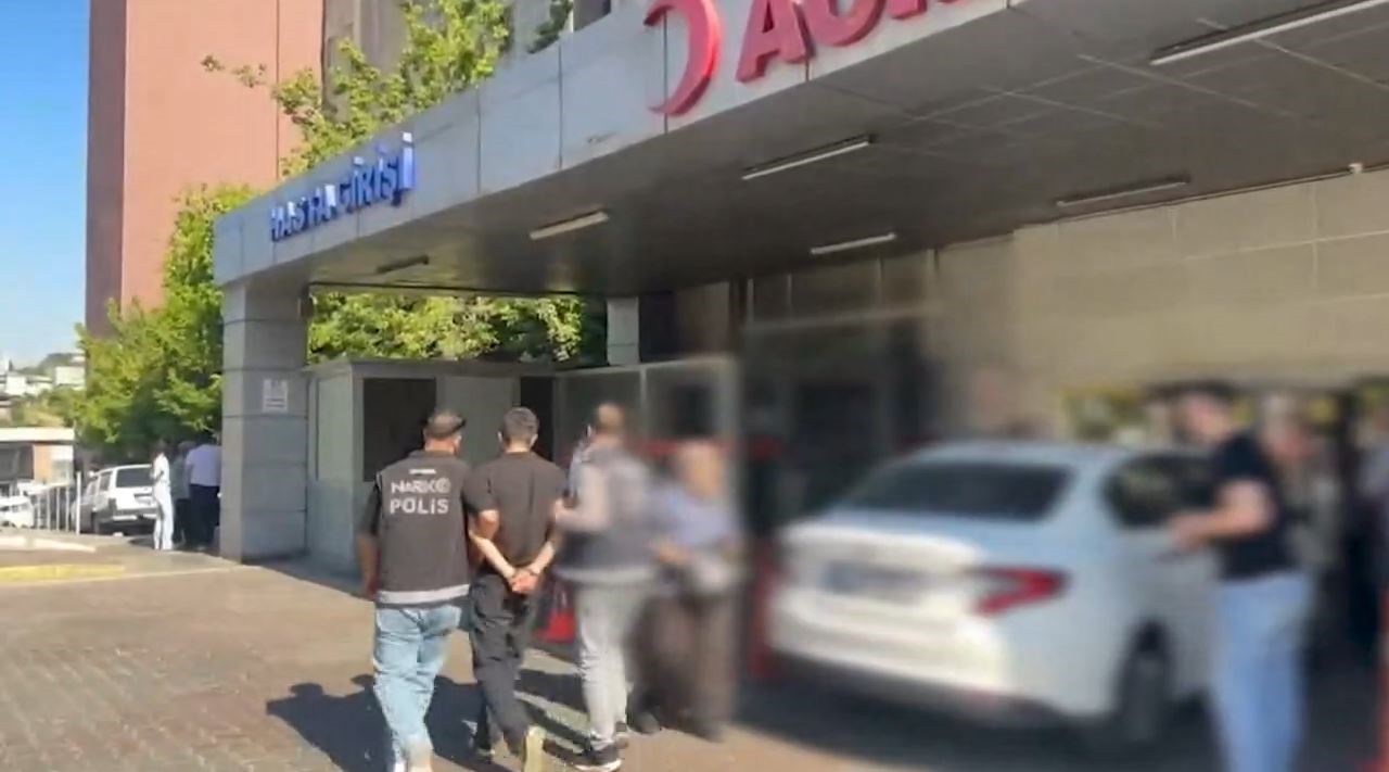 gungorende 247 bin 500 sentetik ecza hap ele gecirildi 9 gozalti 3 qgYlhvTM