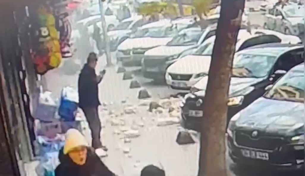gungorende 5 katli binada balkon coktu yayalar son anda kurtuldu 0 Uk3OfQJs