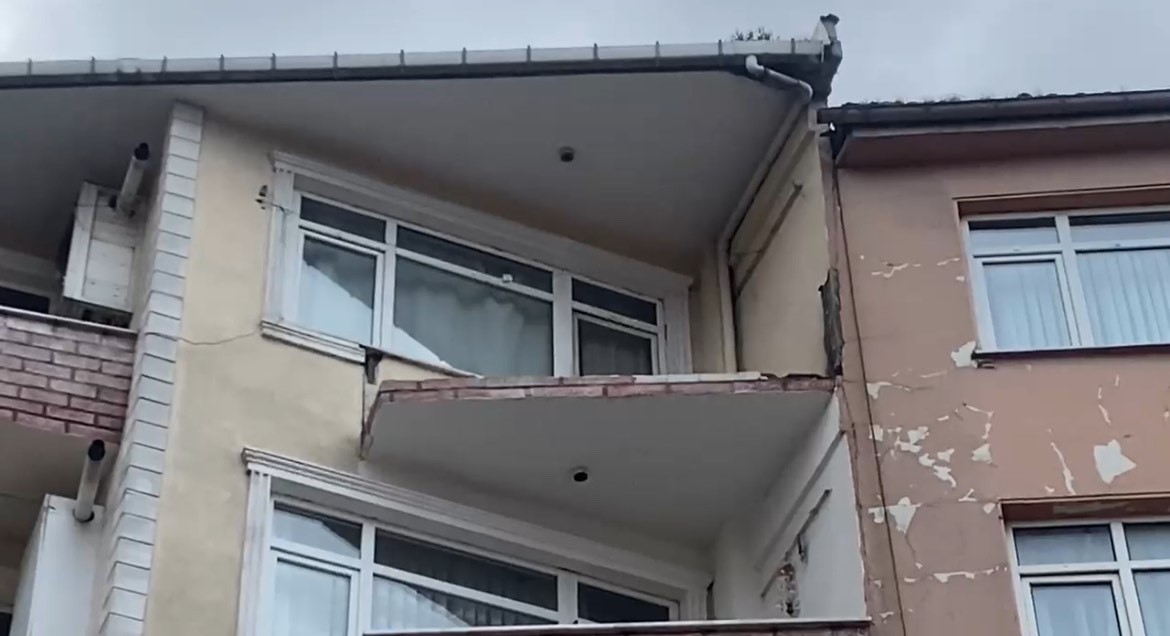 gungorende 5 katli binada balkon coktu yayalar son anda kurtuldu 1 6hlYYdua