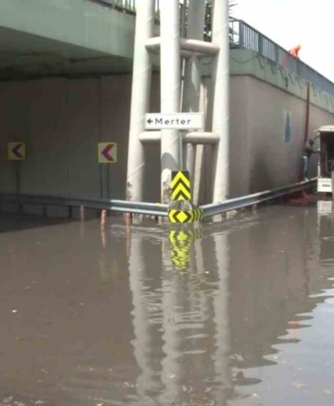 gungorende-saganak-alt-gecidi-gole-cevirdi-yol-trafige-kapatildi-UEaOqHqh.jpg