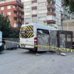 gungorende-servis-aracinin-altinda-kalan-yasli-adam-hayatini-kaybetti-C4bVOpns.jpg