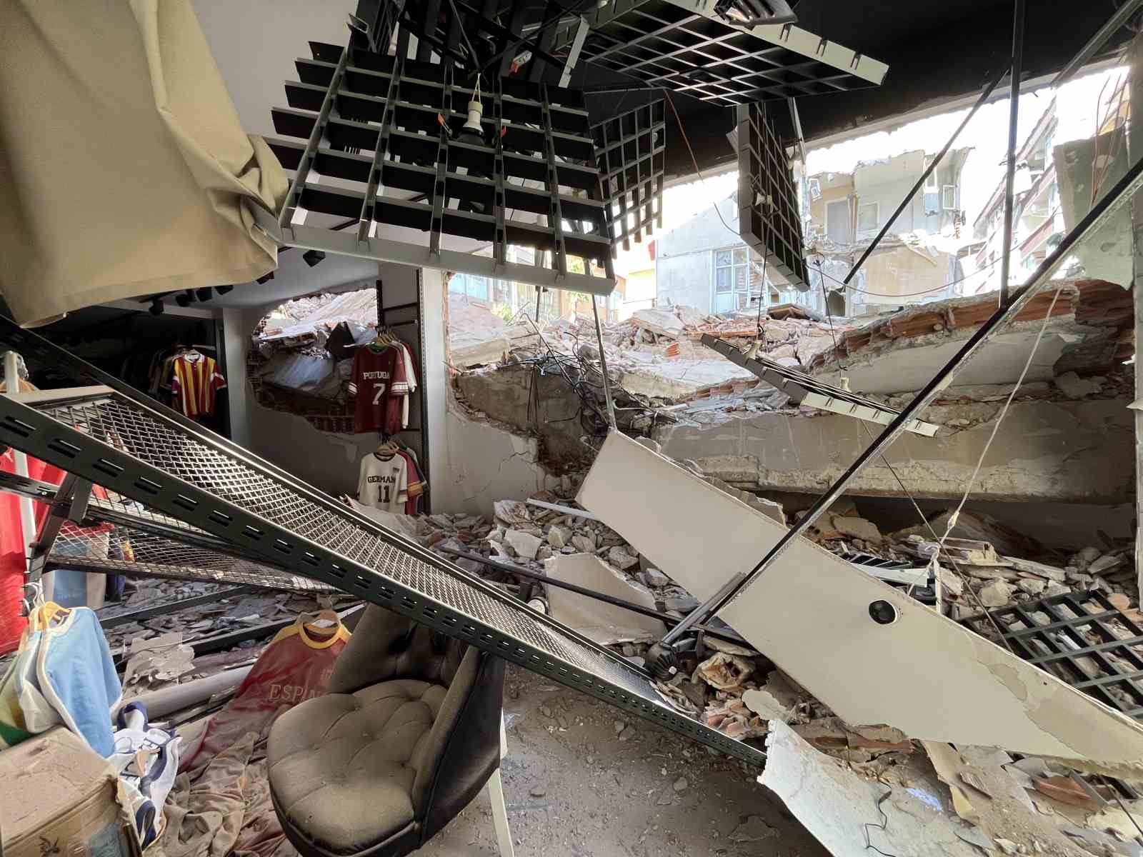 gungorende yikim sirasinda coken bina bitisigindeki 2 binaya zarar verdi 1 mZ4DgYBB