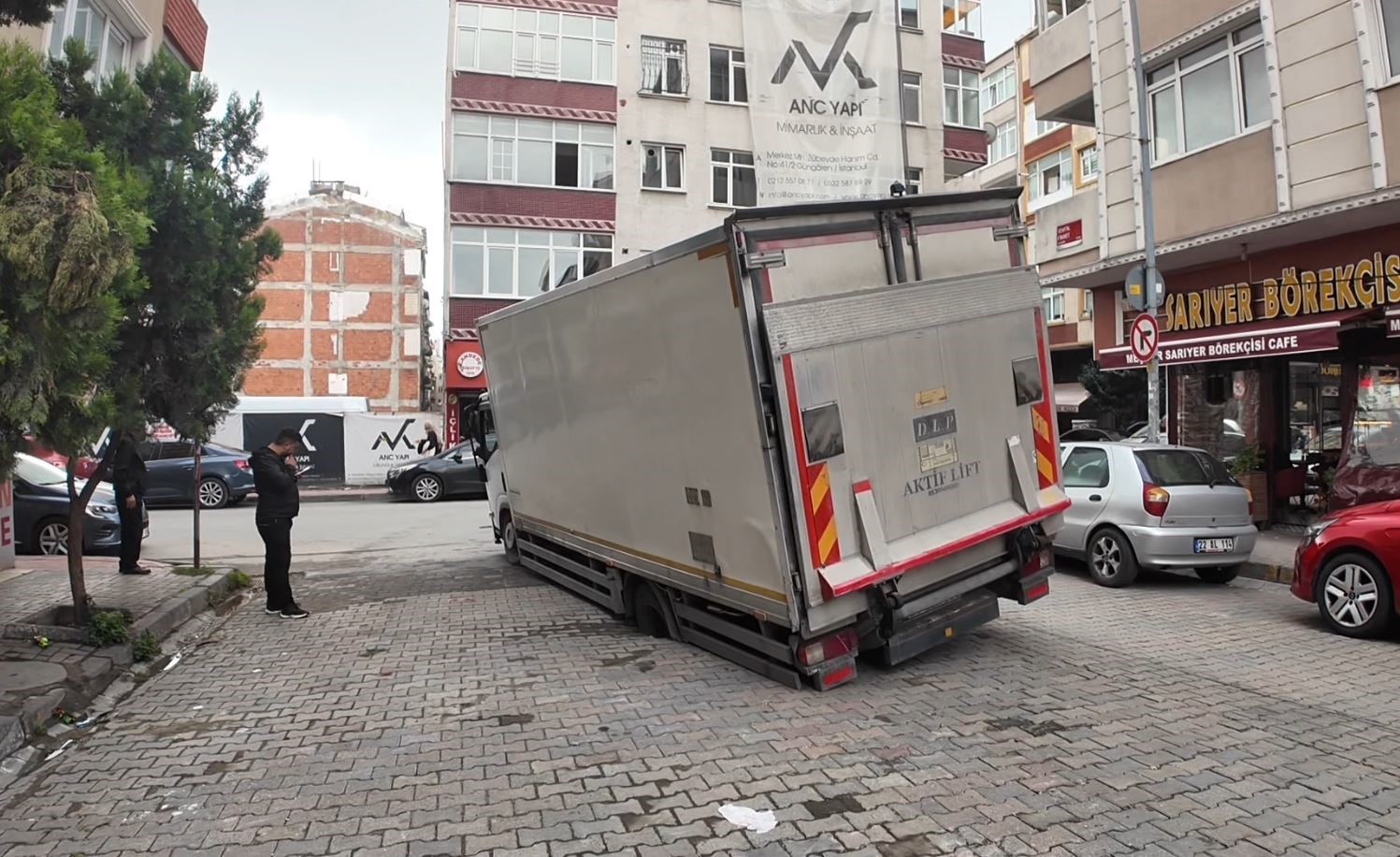 gungorende yol coktu kamyonet cukura dustu 0 VdvUiZjV