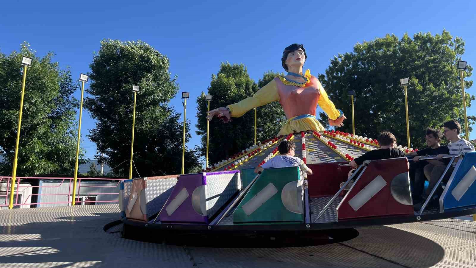 Günlerdir lunaparkı izleyen otizmli çocuğa çalışanlardan özel tur 4 gunlerdir lunaparki izleyen otizmli cocuga calisanlardan ozel tur 0