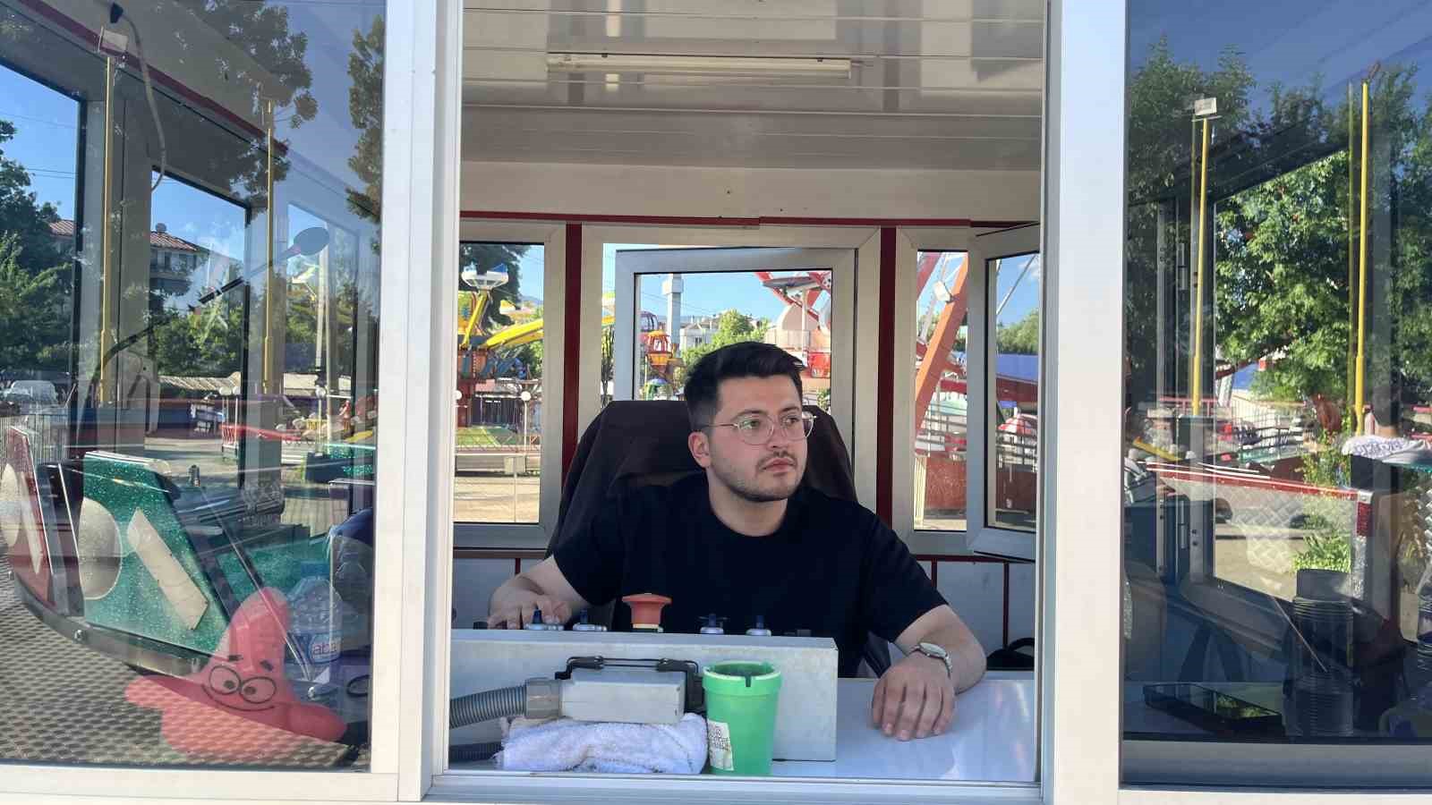 Günlerdir lunaparkı izleyen otizmli çocuğa çalışanlardan özel tur 5 gunlerdir lunaparki izleyen otizmli cocuga calisanlardan ozel tur 1 kgSqfNsZ