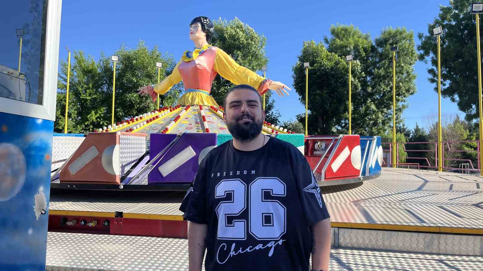 Günlerdir lunaparkı izleyen otizmli çocuğa çalışanlardan özel tur 6 gunlerdir lunaparki izleyen otizmli cocuga calisanlardan ozel tur 2 f3gv1Hd2