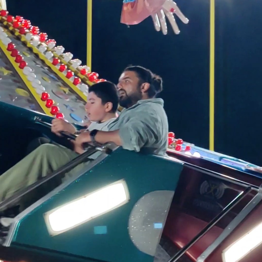 Günlerdir lunaparkı izleyen otizmli çocuğa çalışanlardan özel tur 8 gunlerdir lunaparki izleyen otizmli cocuga calisanlardan ozel tur 4 WSAl6mpF