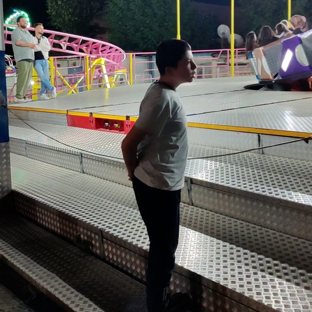 Günlerdir lunaparkı izleyen otizmli çocuğa çalışanlardan özel tur 9 gunlerdir lunaparki izleyen otizmli cocuga calisanlardan ozel tur 5