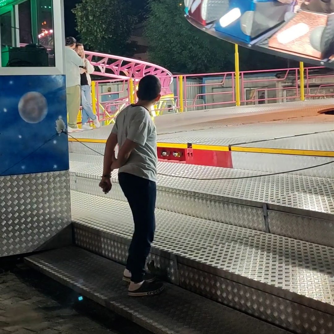 Günlerdir lunaparkı izleyen otizmli çocuğa çalışanlardan özel tur 10 gunlerdir lunaparki izleyen otizmli cocuga calisanlardan ozel tur 6 E8wtilRJ