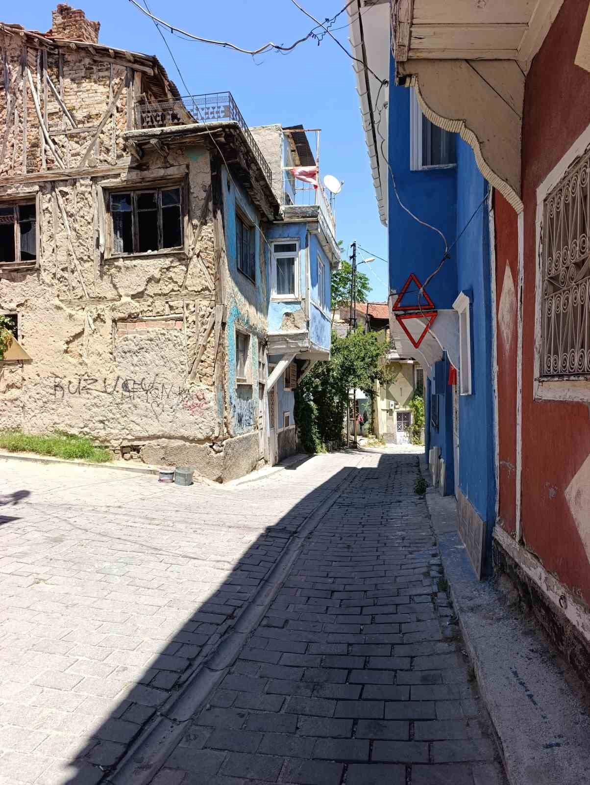 gunun fotografi afyonkarahisardan araclarin carptigi eve reflektorlu onlem 0