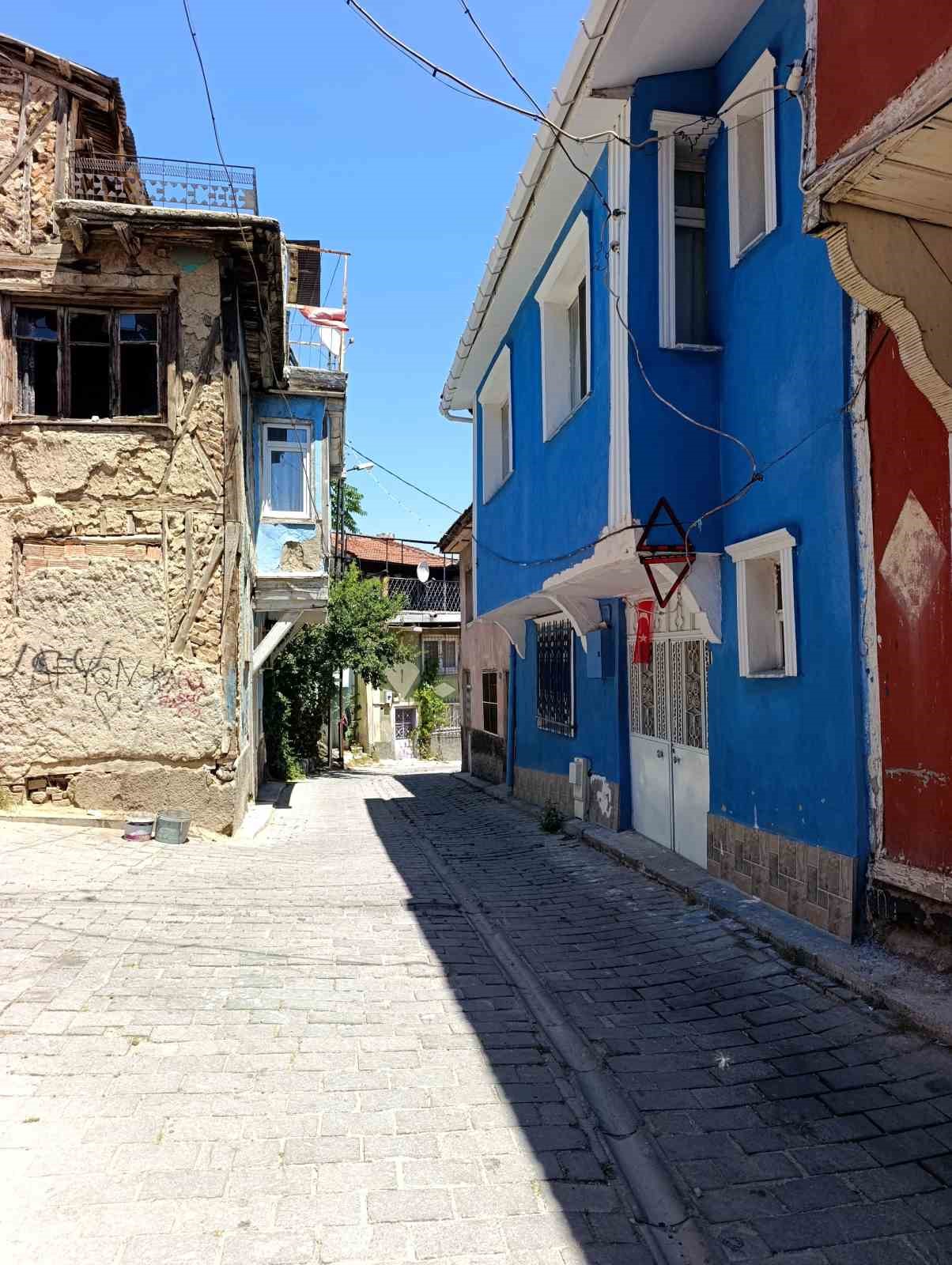 gunun fotografi afyonkarahisardan araclarin carptigi eve reflektorlu onlem 1 9sb1pOHI