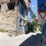 gunun-fotografi-afyonkarahisardan-araclarin-carptigi-eve-reflektorlu-onlem-w7TXIOMJ.jpg