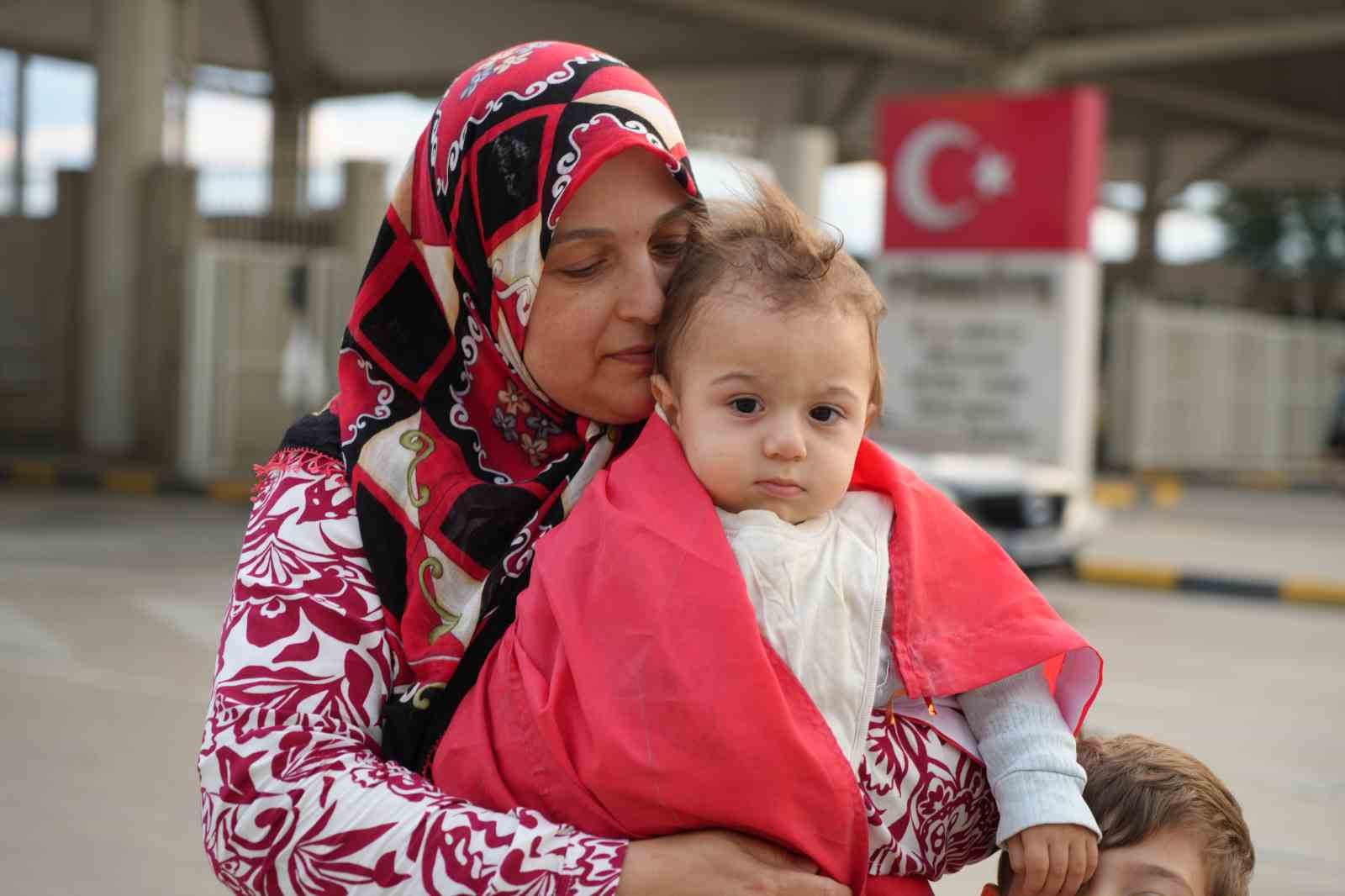 gurbetciler sicak havaya ragmen kapikuleden ana vatana akin ediyor 0 N1Hmhlud