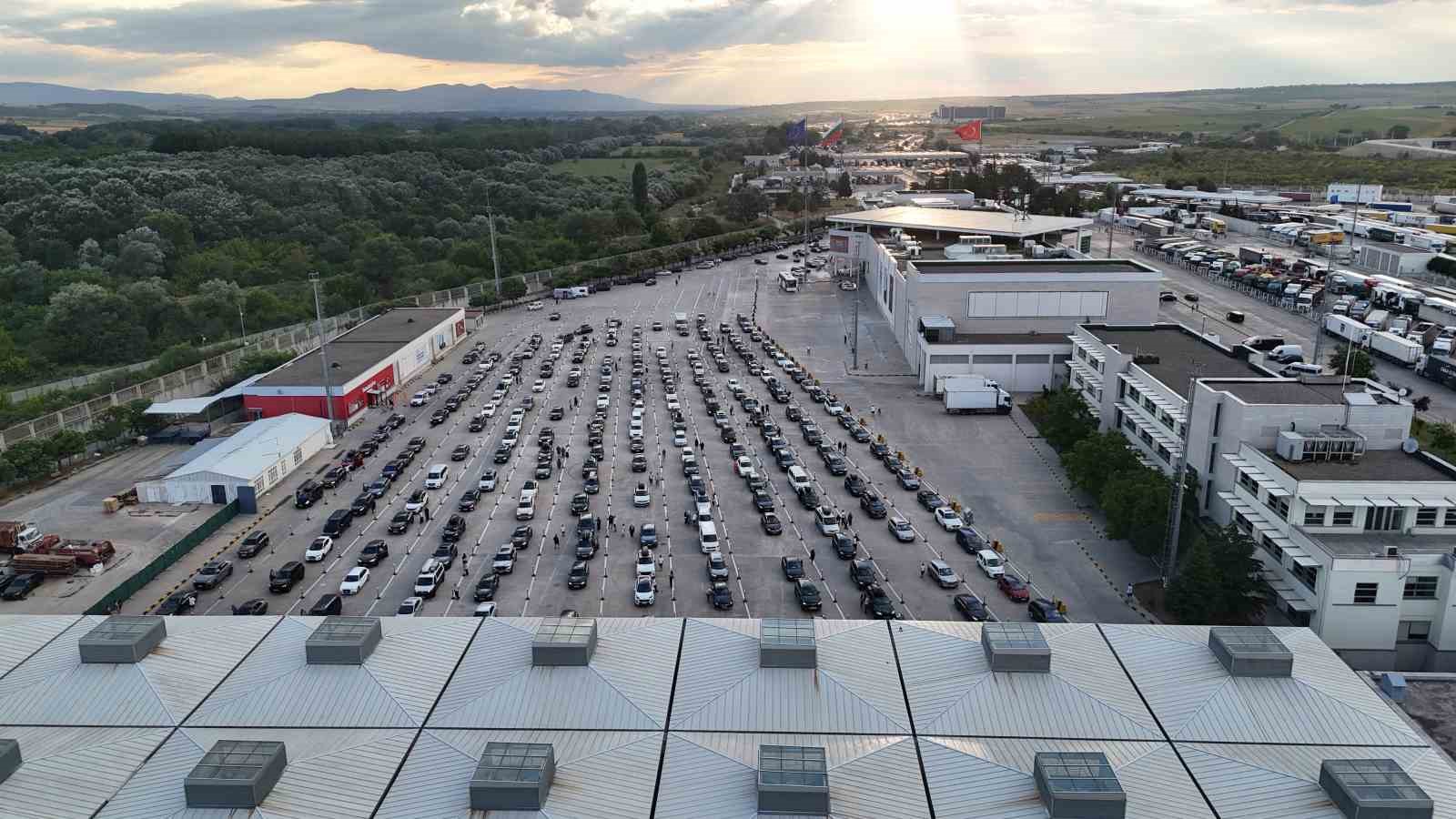 gurbetciler sicak havaya ragmen kapikuleden ana vatana akin ediyor 10