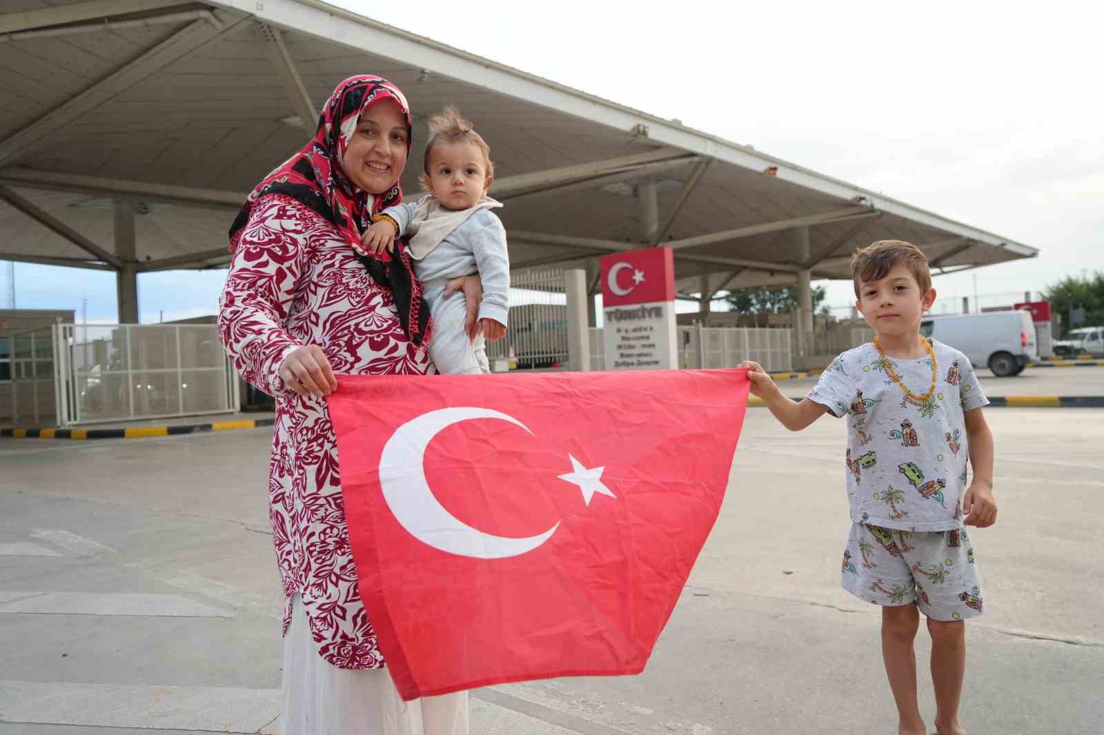 gurbetciler sicak havaya ragmen kapikuleden ana vatana akin ediyor 11 iaBc36LB