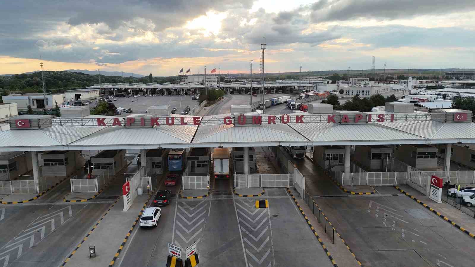 gurbetciler sicak havaya ragmen kapikuleden ana vatana akin ediyor 12 A6ya6bBL