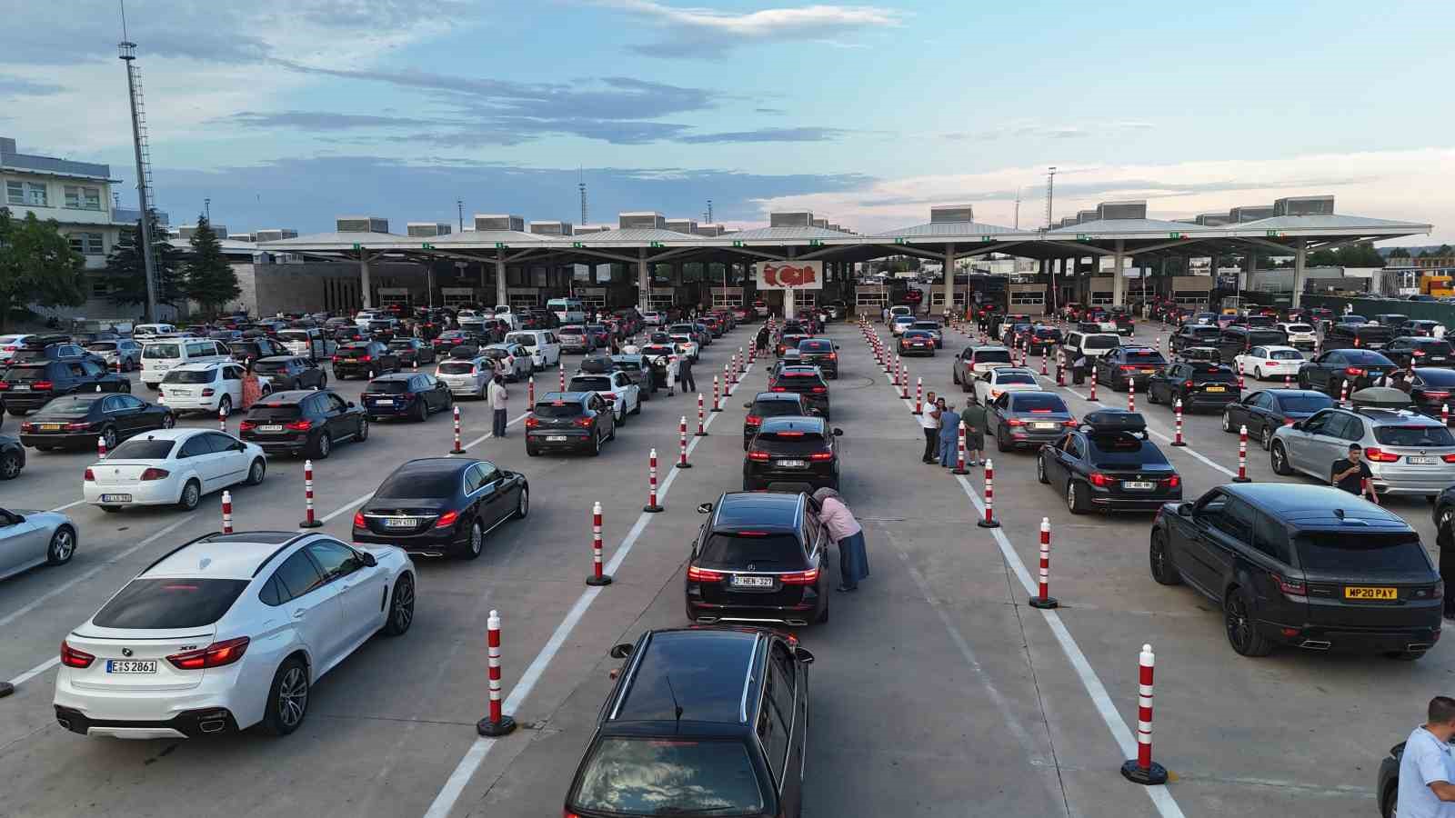 gurbetciler sicak havaya ragmen kapikuleden ana vatana akin ediyor 3 KvBTE49s