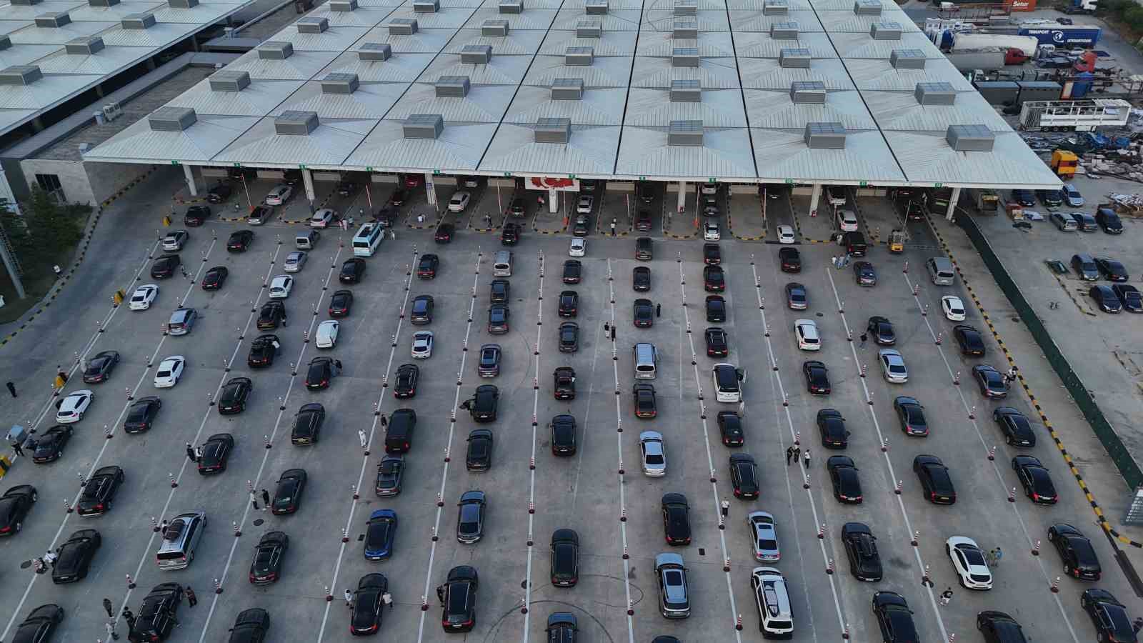 gurbetciler sicak havaya ragmen kapikuleden ana vatana akin ediyor 5