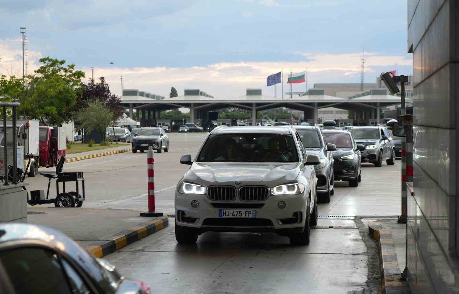 gurbetciler sicak havaya ragmen kapikuleden ana vatana akin ediyor 8 MdEf3kDT