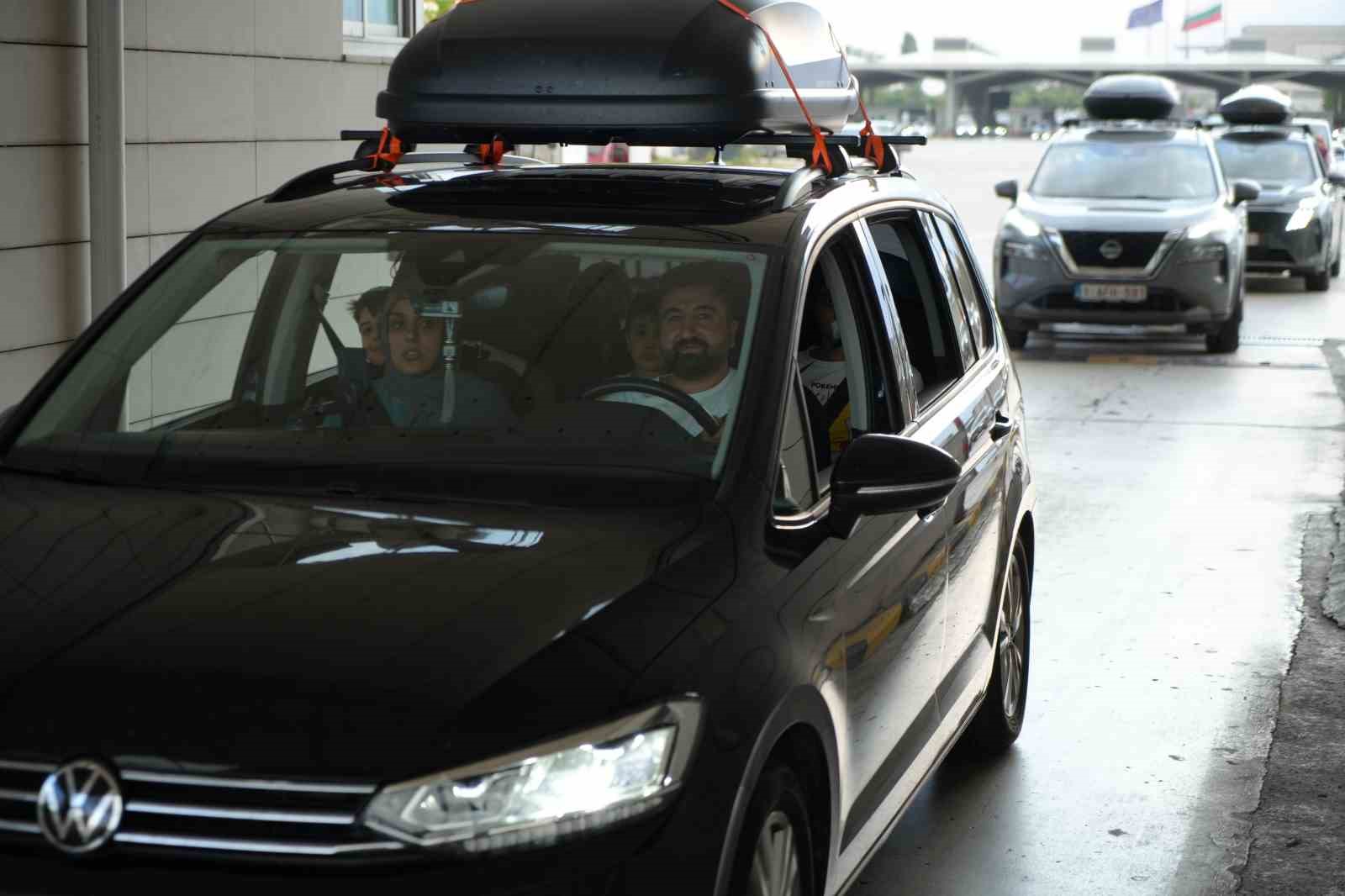 gurbetciler sicak havaya ragmen kapikuleden ana vatana akin ediyor 9 YBvDnXAr