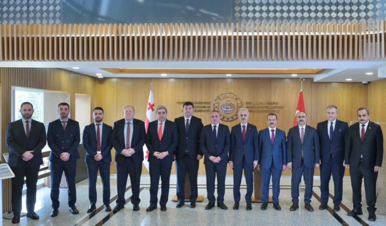 gurcistan-altyapi-bakani-sokhadzeden-bakan-uralogluna-bassagligi-3KLzR5fZ.jpg