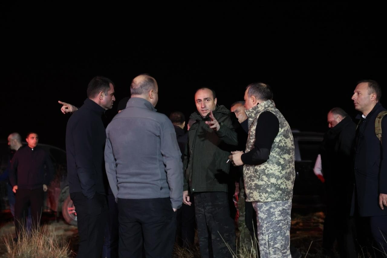 Gürcistan İçişleri Bakanı Geladze, Türkiye’ye ait asker kargo uçağının düştüğü bölgede 6 gurcistan icisleri bakani geladze turkiyeye ait asker kargo ucaginin dustugu bolgede 2 CZl1MAiF
