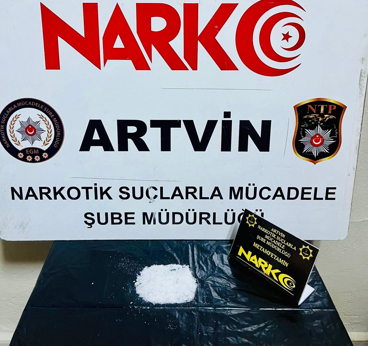 gurcistana kacmak isteyen uyusturucu suclusu hopada yakalandi 1 JjkfrIGz