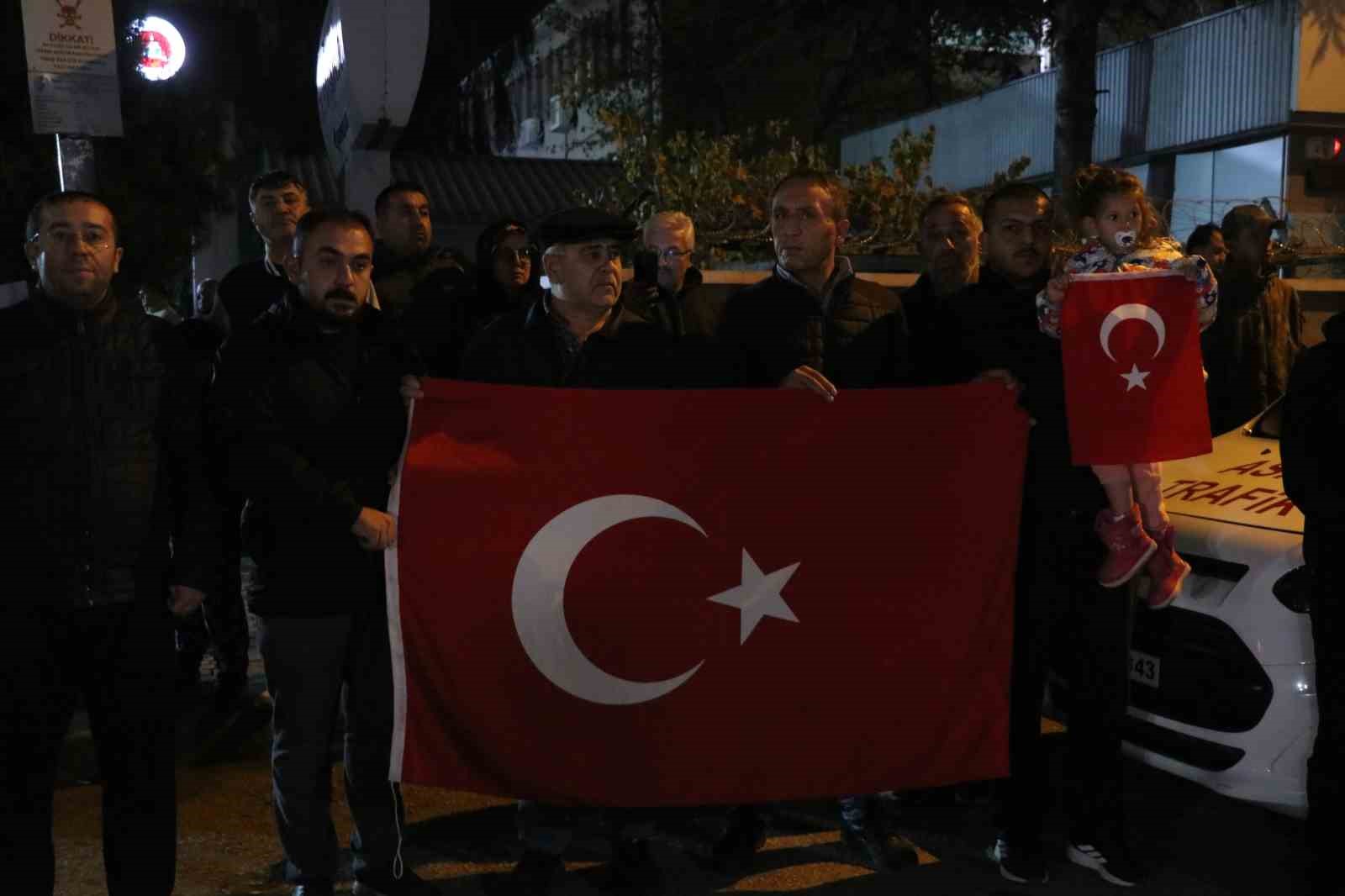 Gürcistan’daki uçak kazasında şehit olan askerlerin naaşları Ankara Adli Tıp Kurumu’na getirildi 5 gurcistandaki ucak kazasinda sehit olan askerlerin naaslari ankara adli tip kurumuna getirildi 1 UjdkYXal